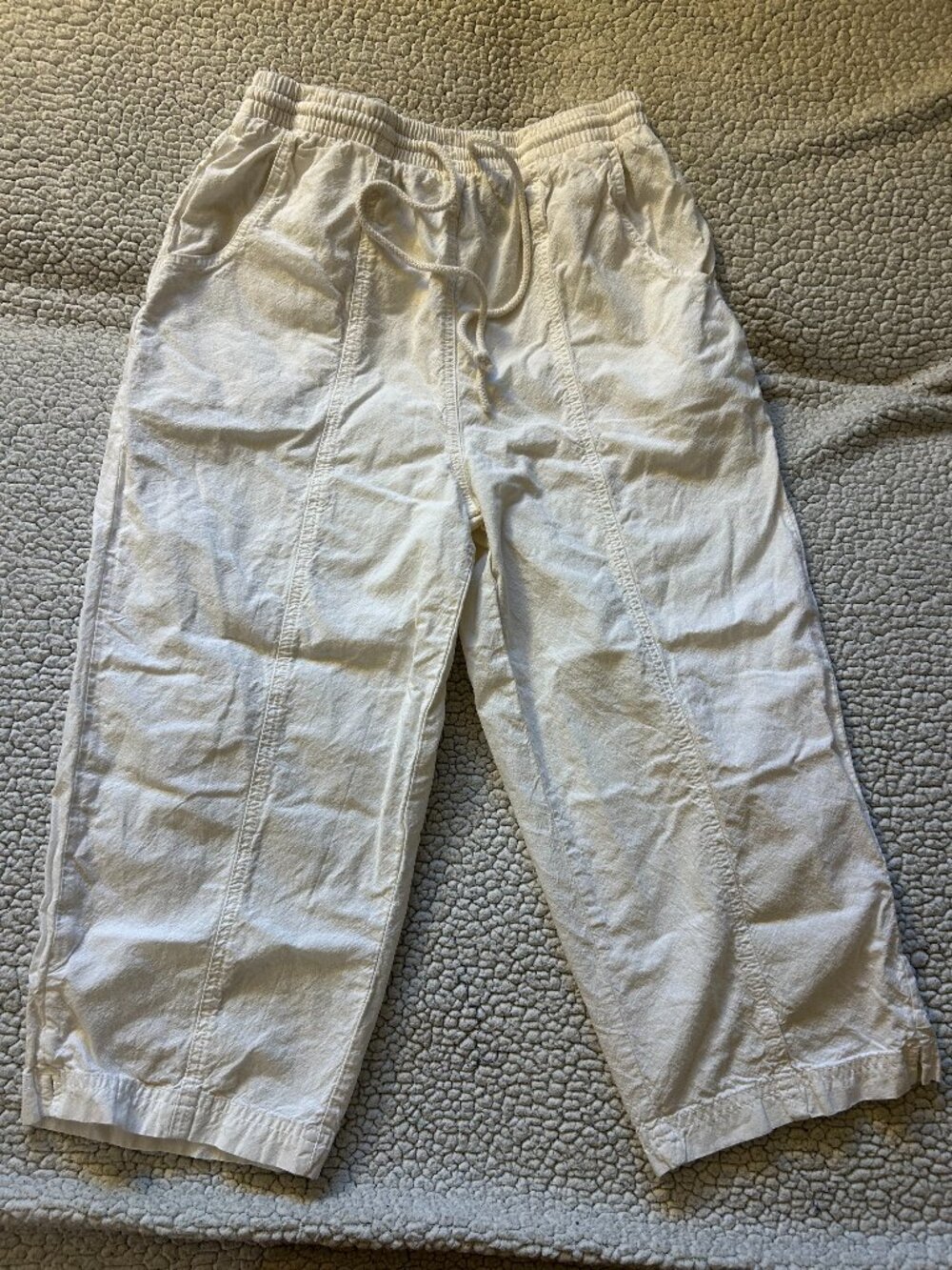 Erika & Co -- white cotton capris, with drawstring